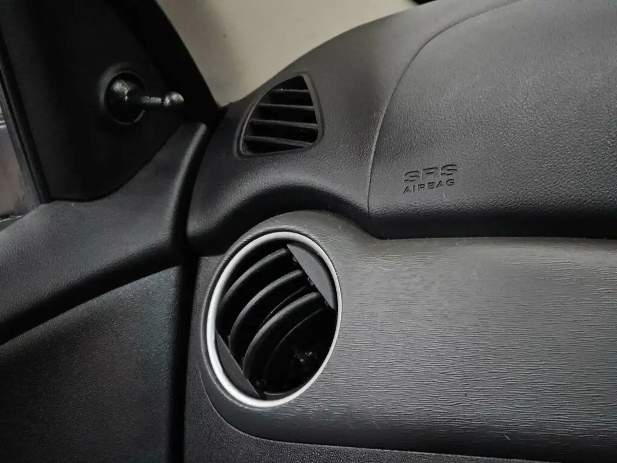 2010-hyundai-i10-12-classic-big-50