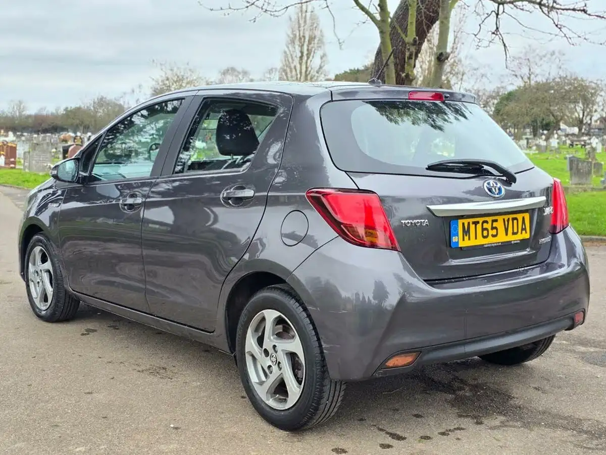 2015-toyota-yaris-15-vvt-i-icon-hybrid-big-2