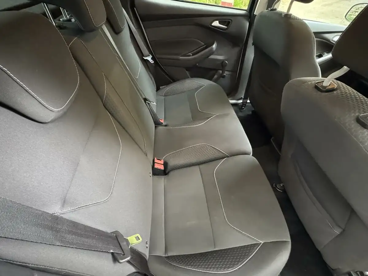 2015-ford-focus-10-zetec-t-125ps-hatchback-big-27