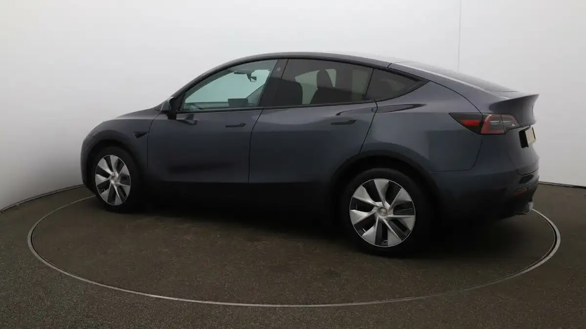 2022-tesla-model-y-e-long-range-big-44