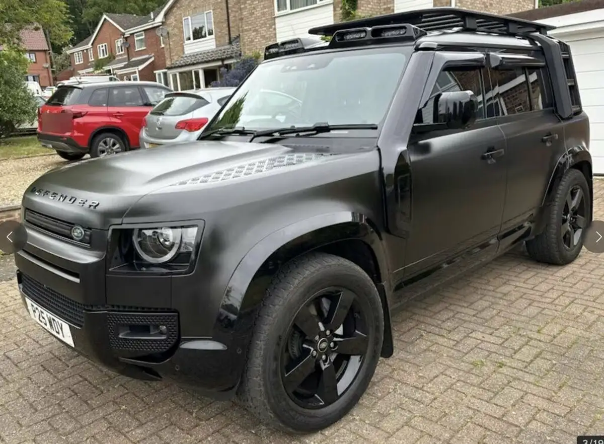 2023-land-rover-110-defender-30-d300-75th-edition-big-3