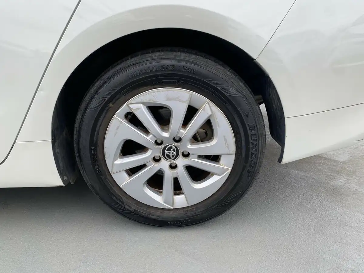 2017-toyota-prius-big-39