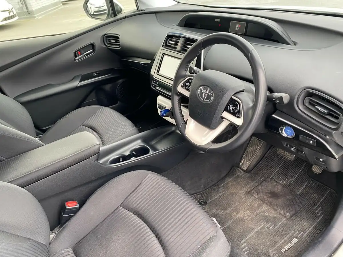 2017-toyota-prius-big-15