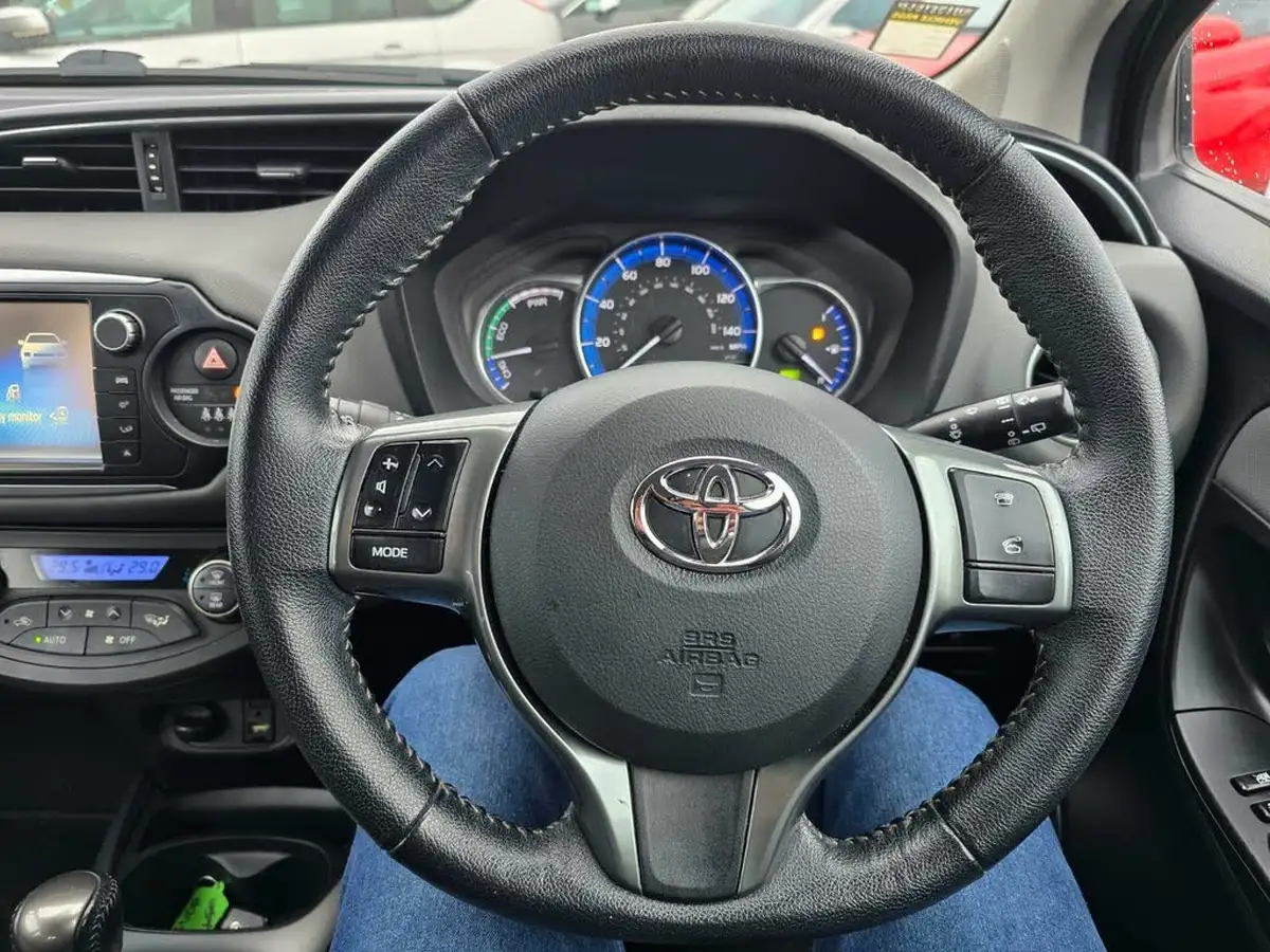 2015-toyota-yaris-15-vvt-i-icon-hybrid-big-50