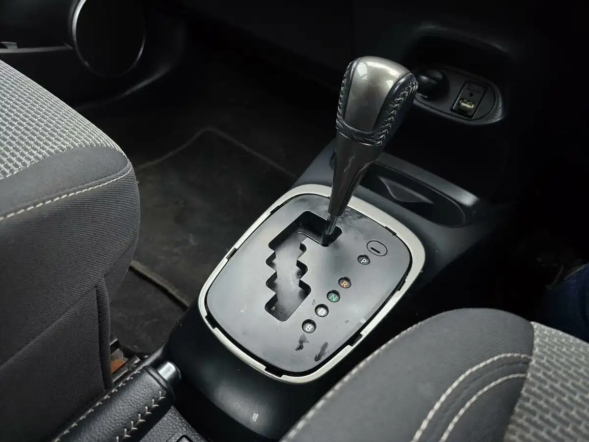 2015-toyota-yaris-15-vvt-i-icon-hybrid-big-26