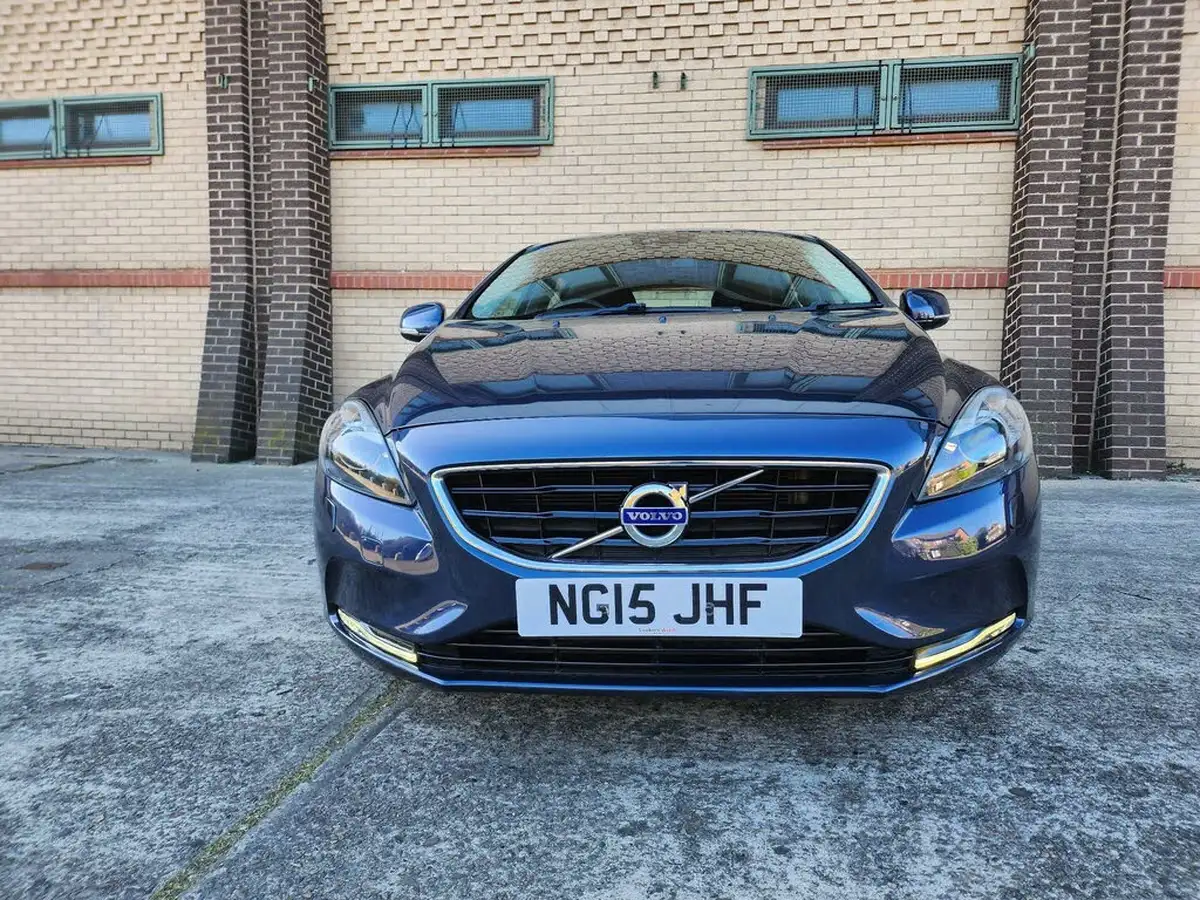 2015-volvo-v40-20td-d4-se-lux-big-1
