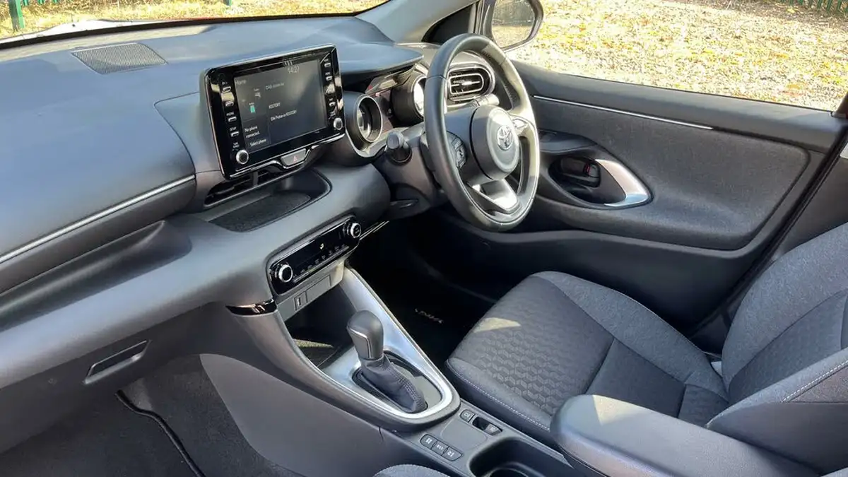 2020-toyota-yaris-15-vvt-i-design-big-29