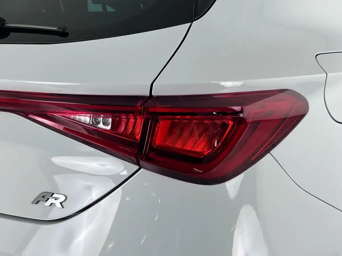 2021-seat-leon-15-etsi-fr-hatchback-big-7