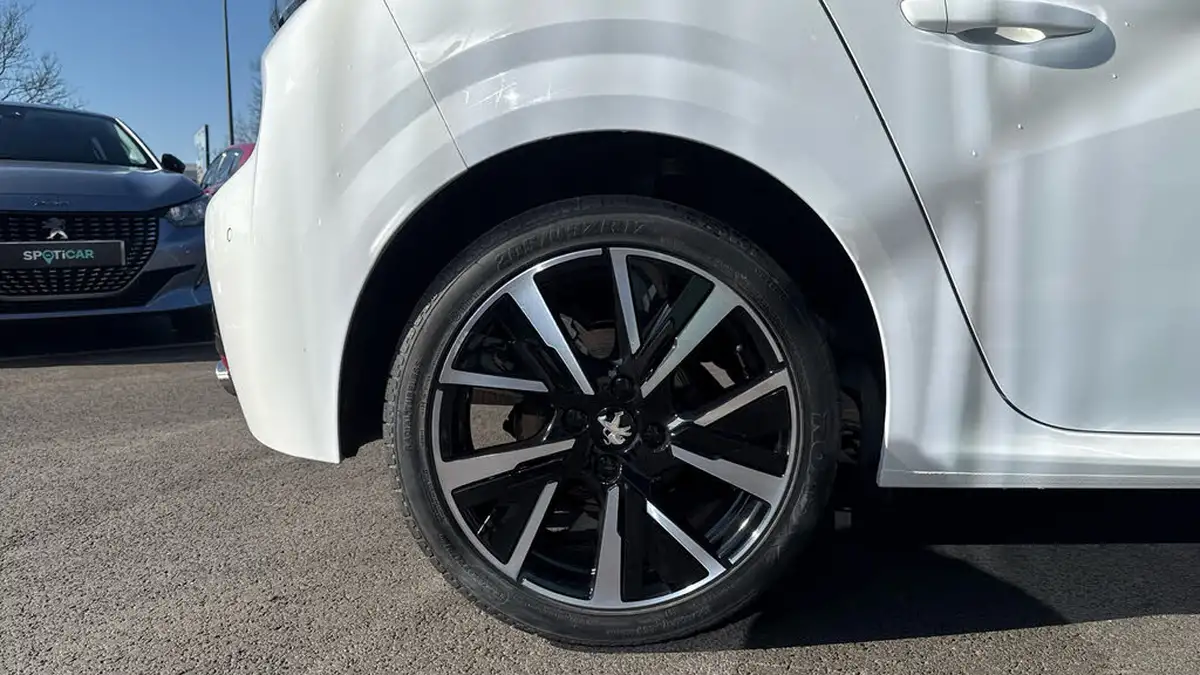 2020-peugeot-208-12-puretech-allure-100bhp-eat8-big-15