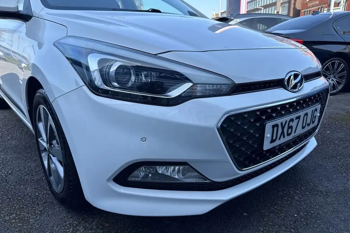 2017-hyundai-i20-12-premium-se-nav-big-8