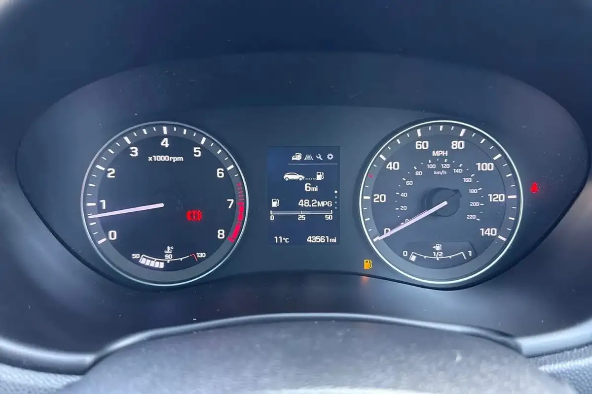 2017-hyundai-i20-12-premium-se-nav-big-32