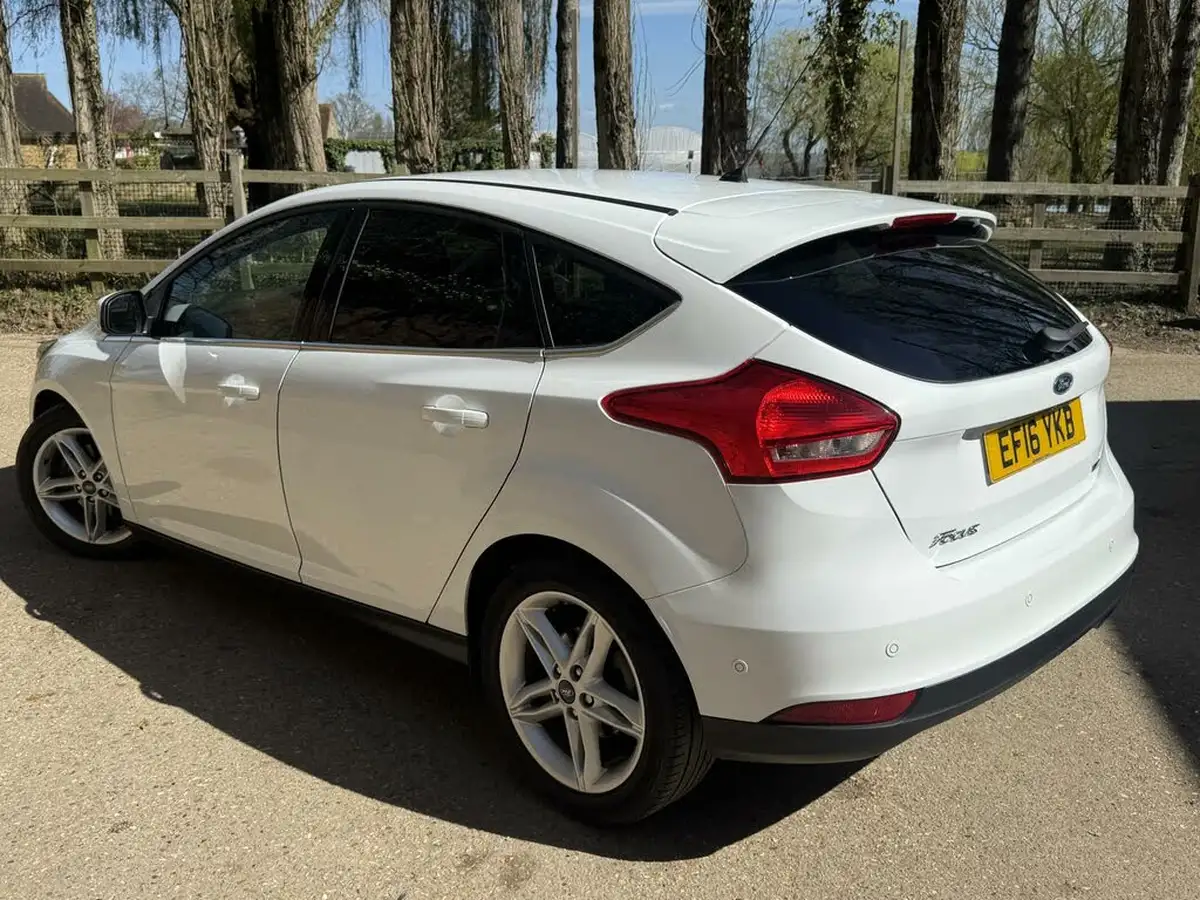 2016-ford-focus-15t-titanium-hatchback-big-22