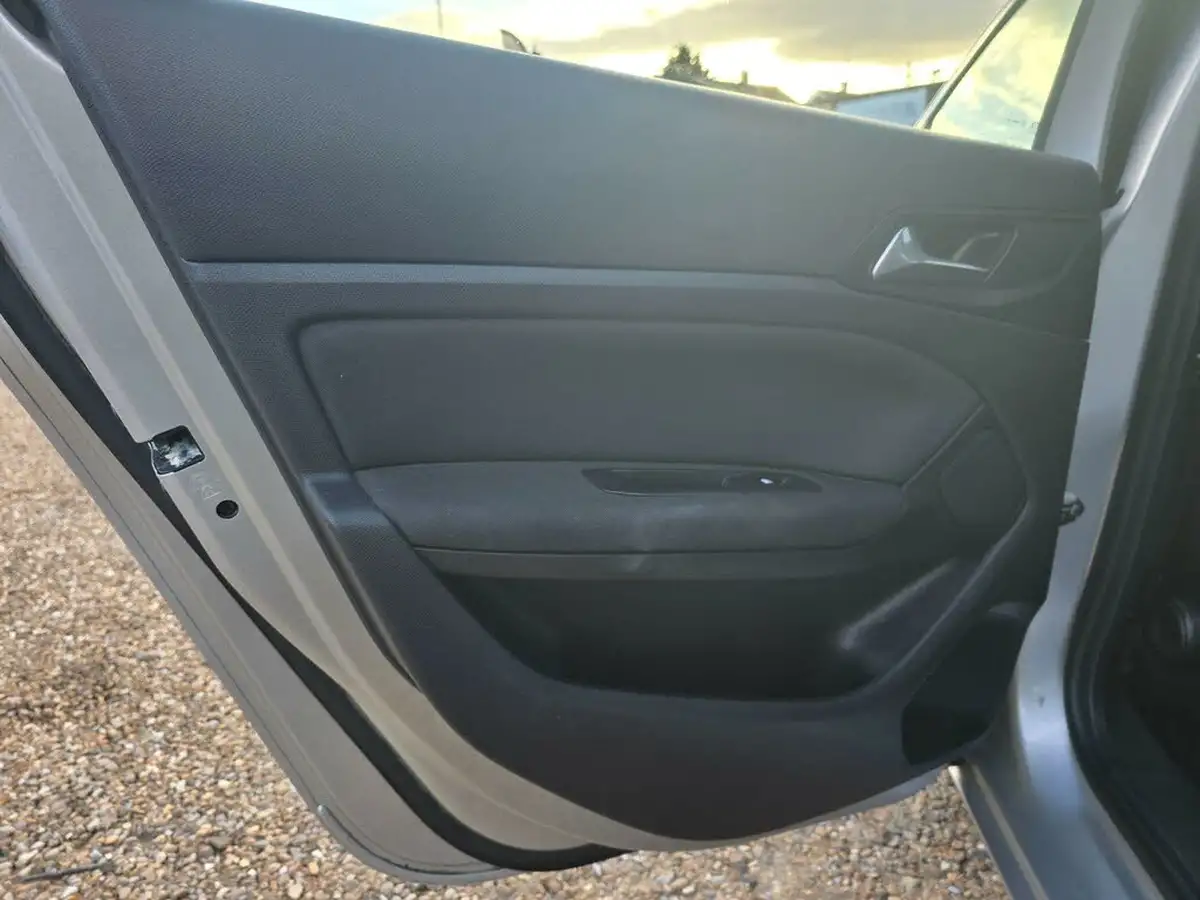 2016-peugeot-308-sw-12-puretech-allure-130bhp-eat6-big-42