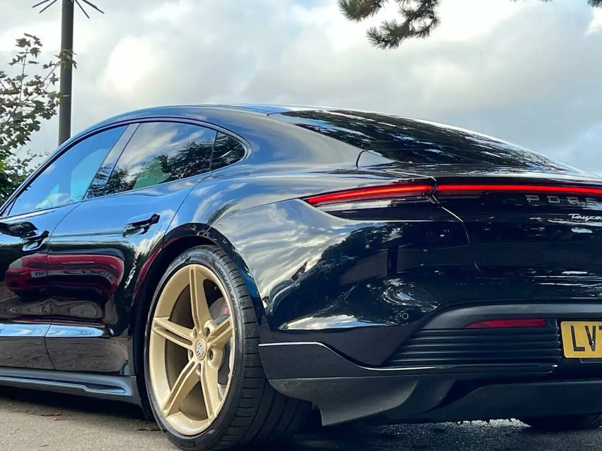 2020-porsche-taycan-e-turbo-big-30