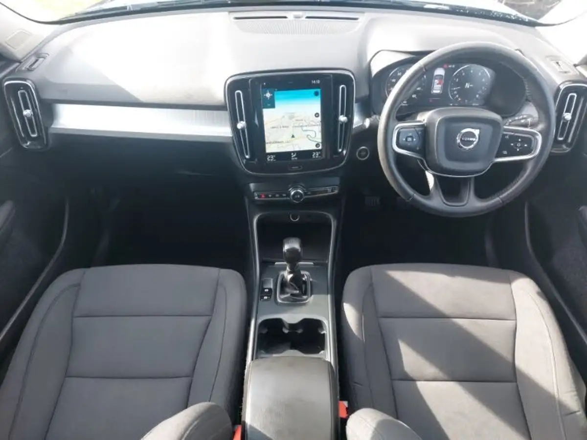 2021-volvo-xc40-15-t3-momentum-163bhp-big-2