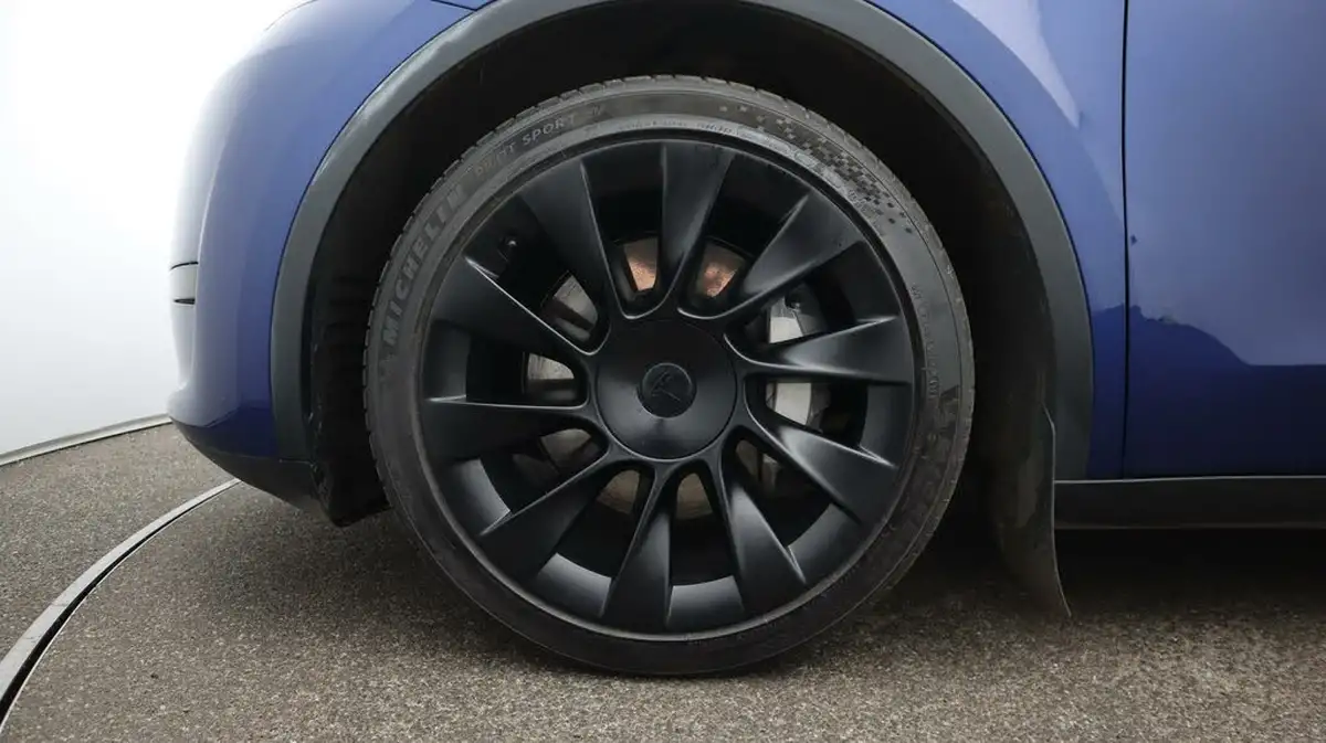 2023-tesla-model-y-e-rwd-big-18