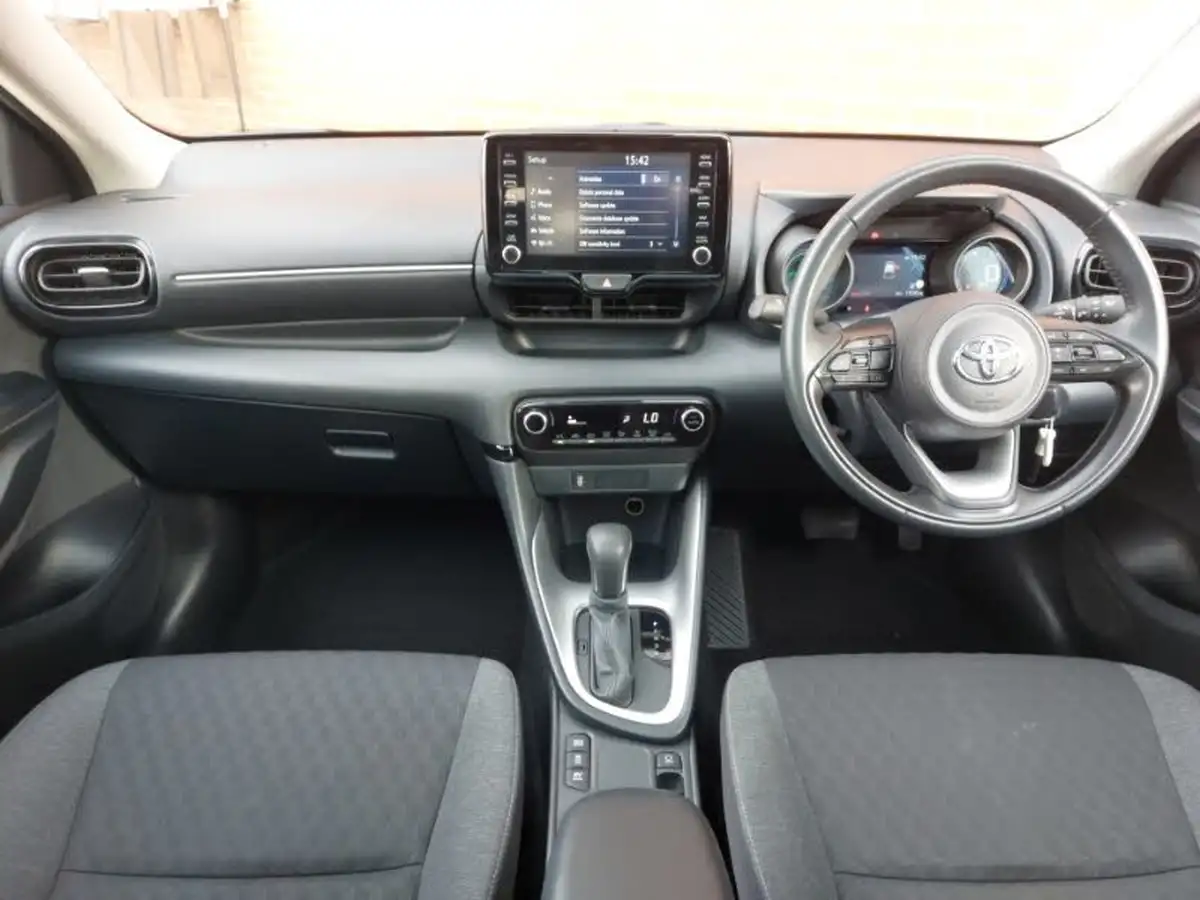 2022-toyota-yaris-15-vvt-i-design-big-2