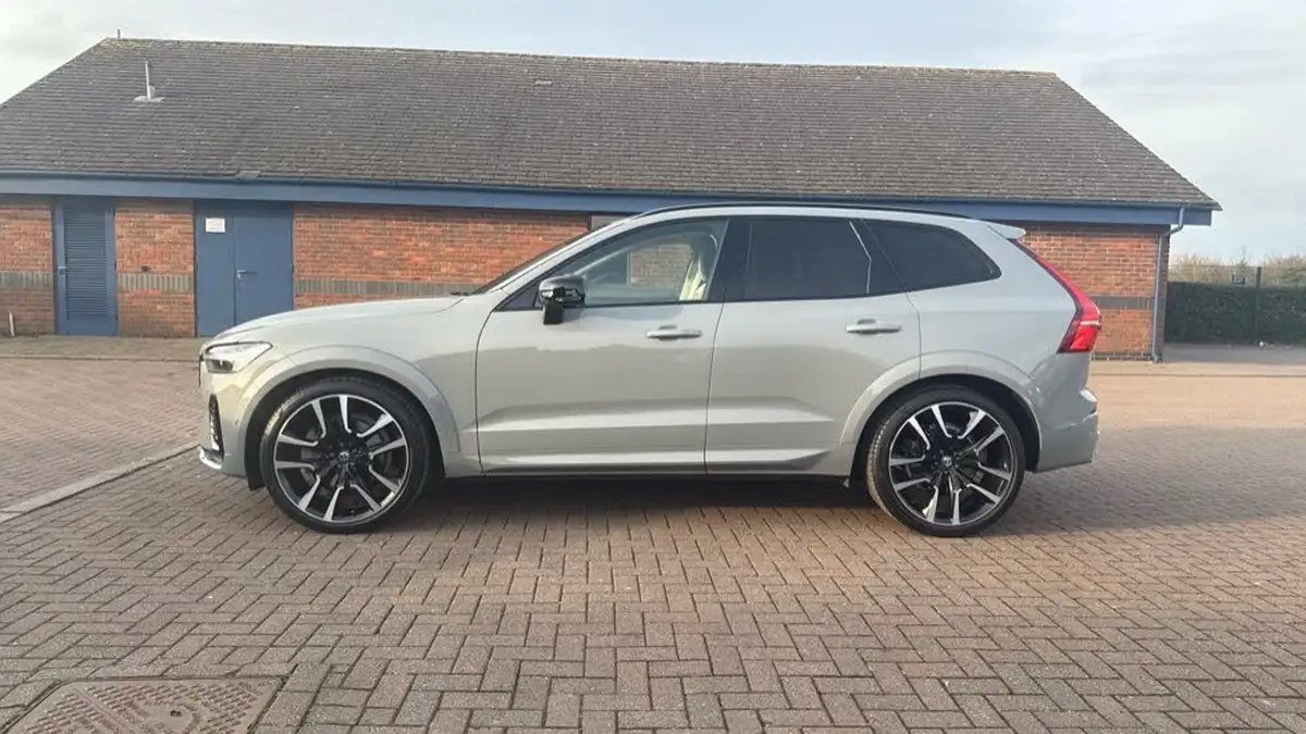 2024-volvo-xc60-20-b5-ultra-dark-big-7