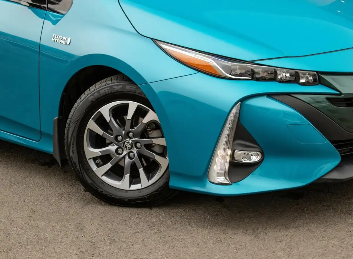 2017-toyota-prius-18-vvt-i-business-edition-plus-solar-roof-big-2