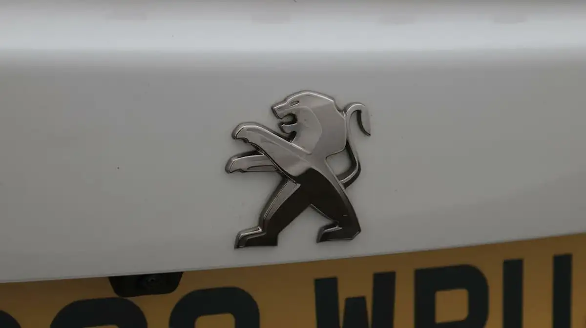 2022-peugeot-2008-suv-12-puretech-gt-big-22