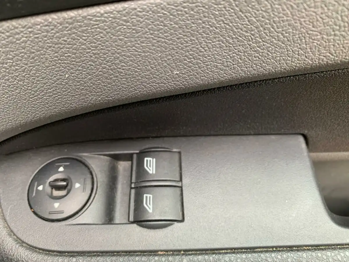2009-ford-focus-16-style-hatchback-5d-big-25