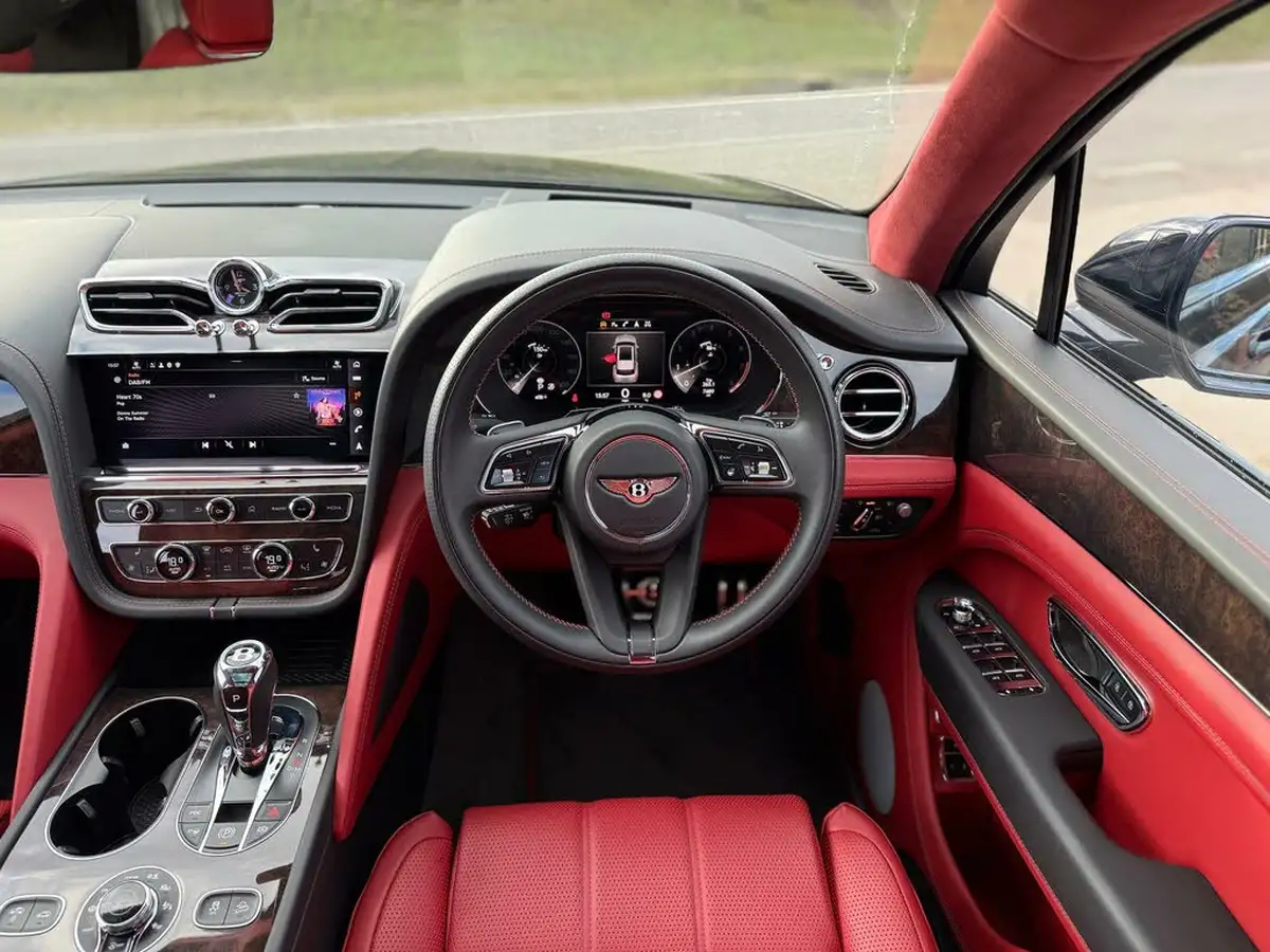 2022-bentley-bentayga-40-v8-big-39
