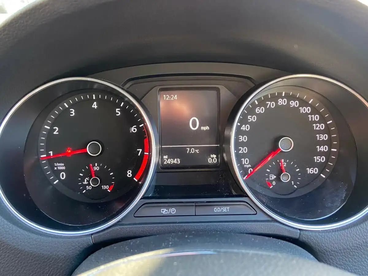 2015-volkswagen-polo-12-tsi-se-5d-big-24