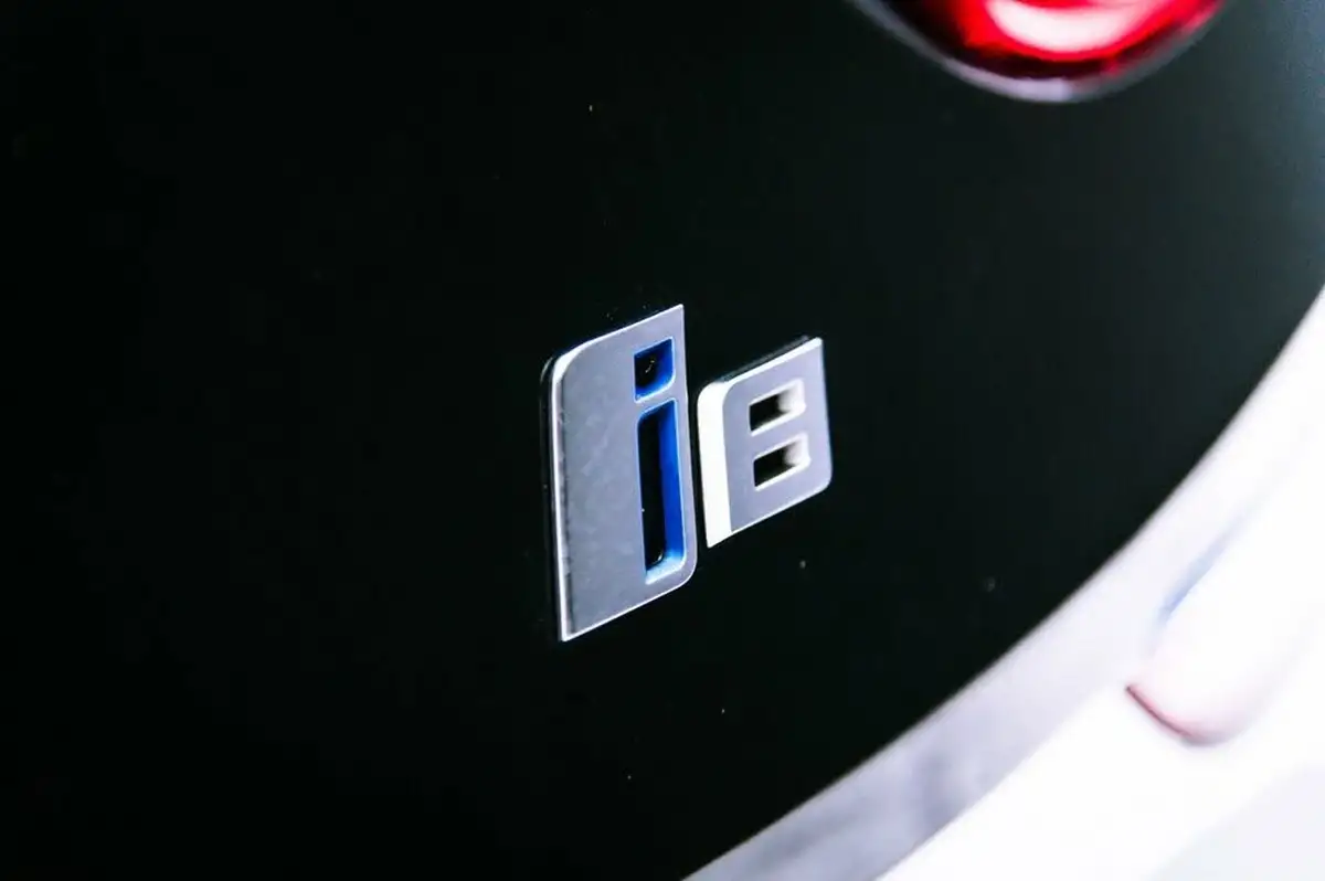 2016-bmw-i8-15-big-36