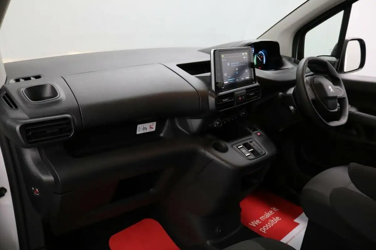 2022-peugeot-partner-big-32