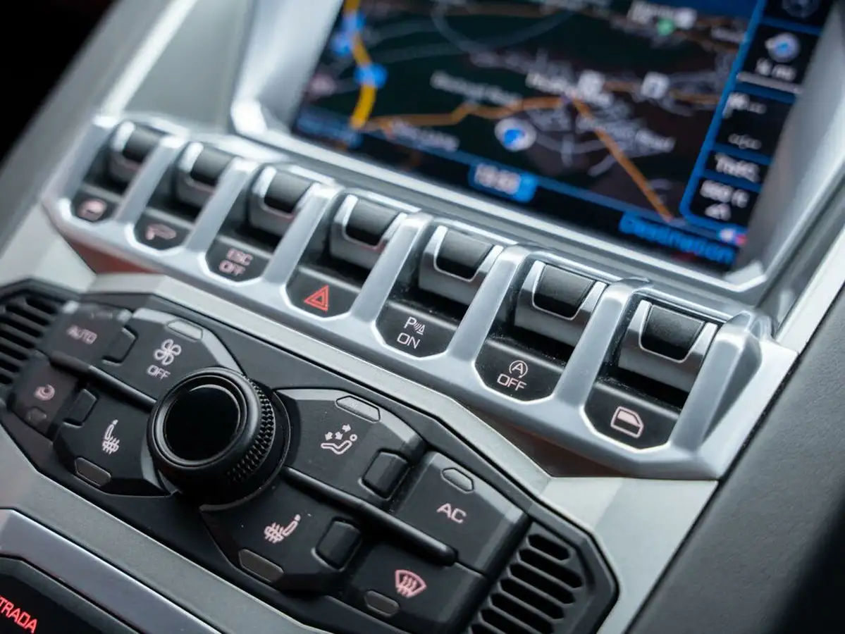 2014-lamborghini-aventador-65-lp-700-4-coupe-big-25