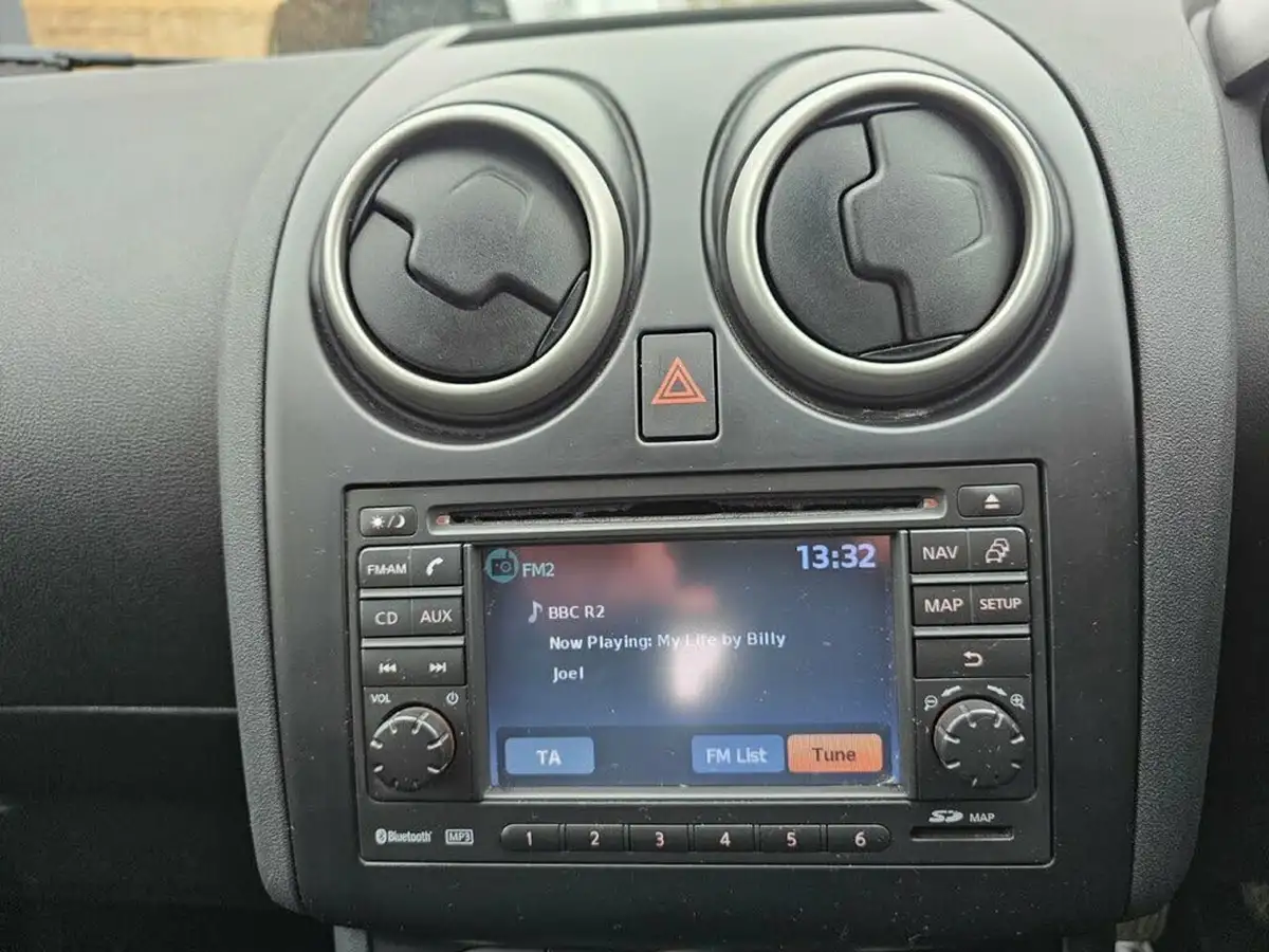 2011-nissan-qashqai-20-acenta-big-17