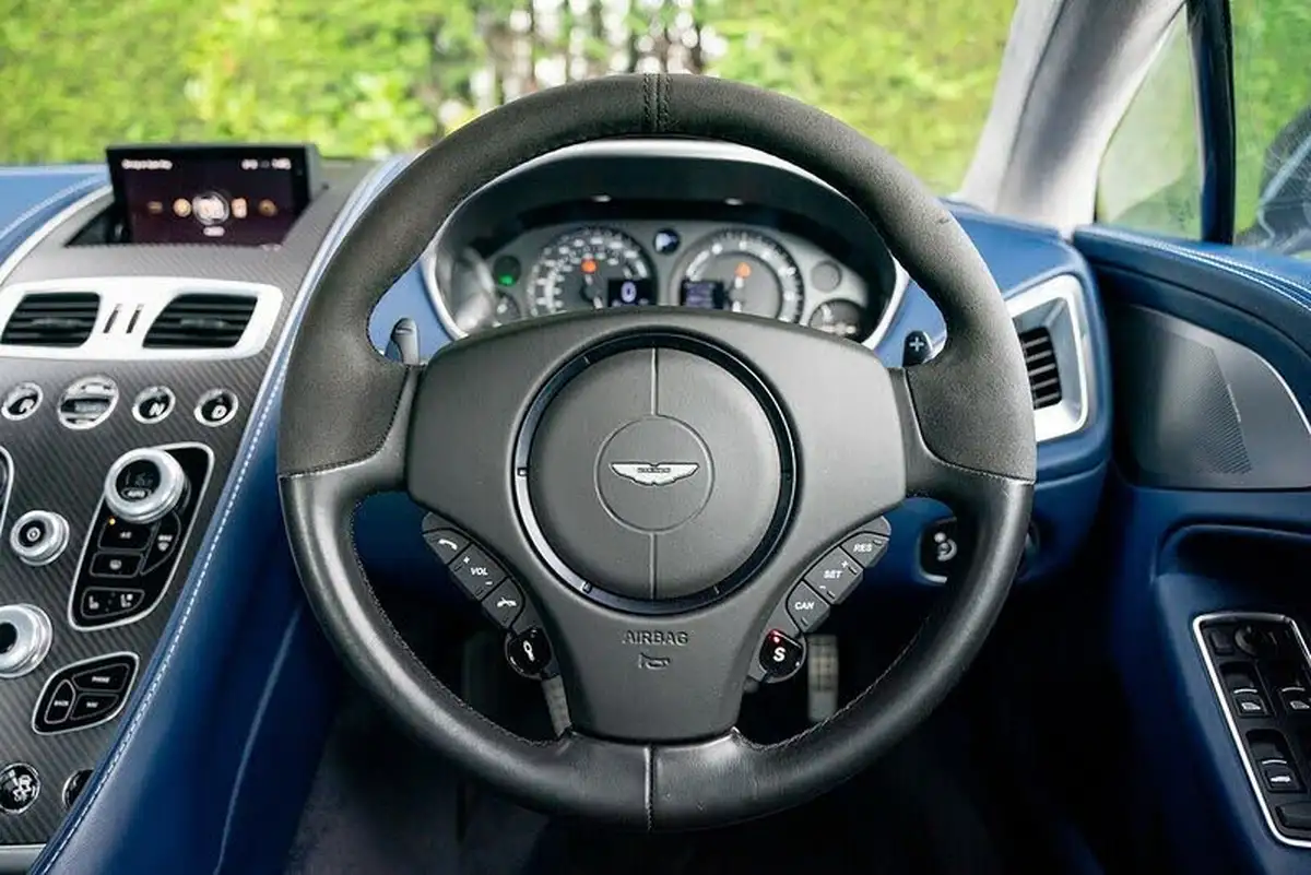 2015-aston-martin-vanquish-59-22-big-16