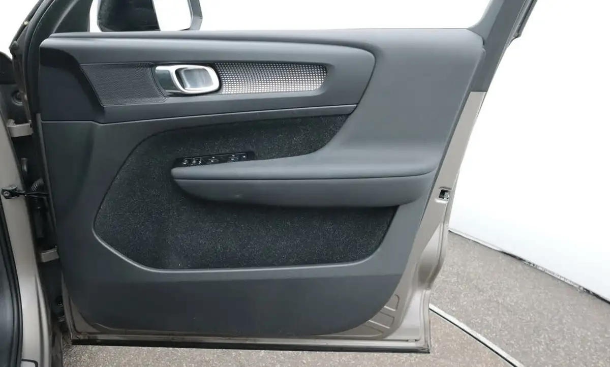 2021-volvo-xc40-15-t3-r-design-161bhp-big-15