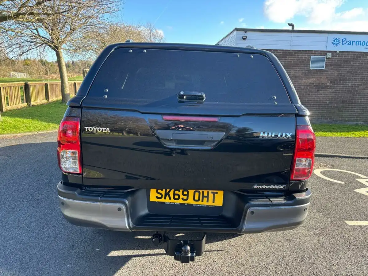 2019-toyota-hi-lux-24d-4d-invincible-x-150hpeu6dt-e-32t-auto-big-5