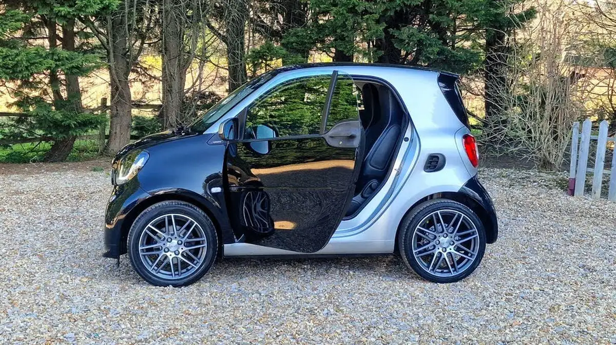 2017-smart-fortwo-09-brabus-xclusive-107bhp-coupe-big-2