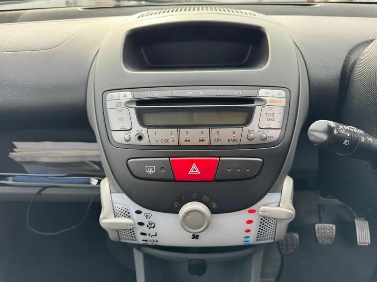2011-peugeot-107-10-urban-12v-3d-big-14