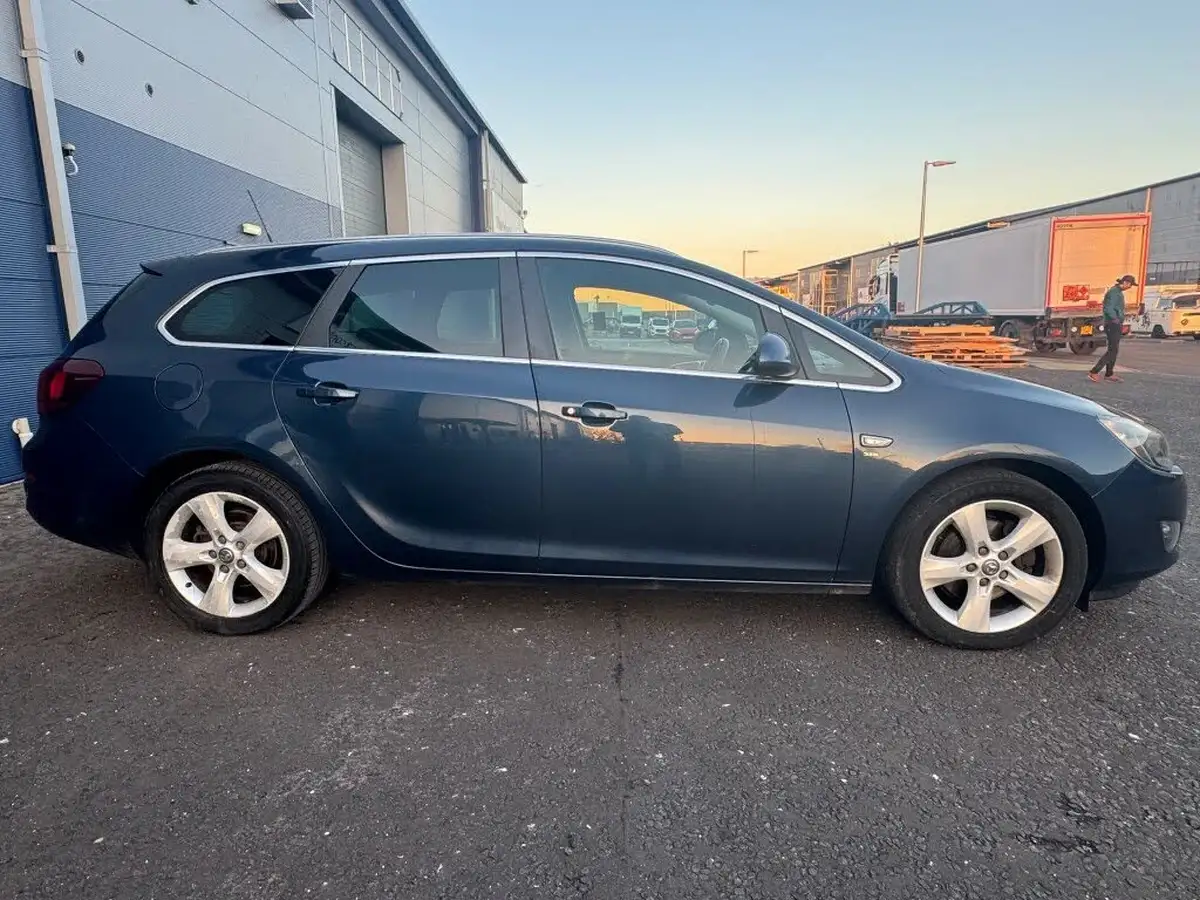 2012-vauxhall-astra-20td-sri-165ps-ss-estate-big-7