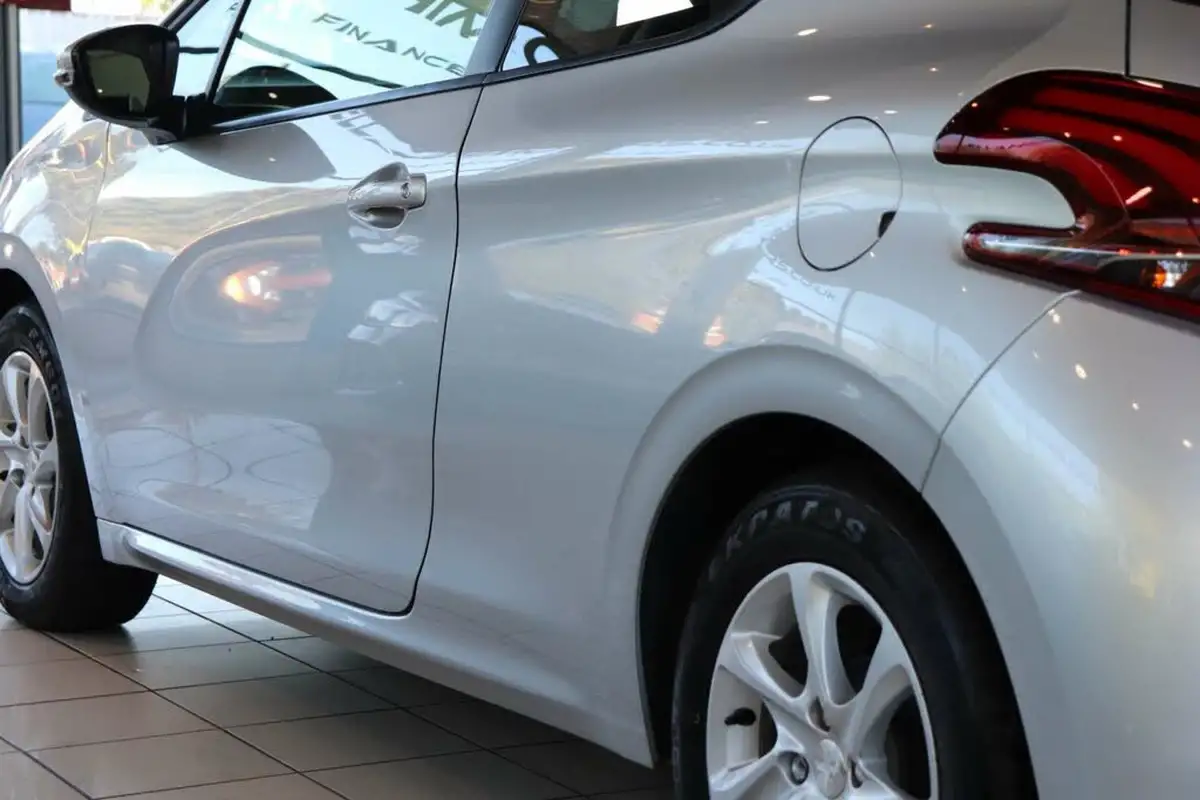 2017-peugeot-208-12-puretech-active-82bhp-ss-3d-etg5-big-68