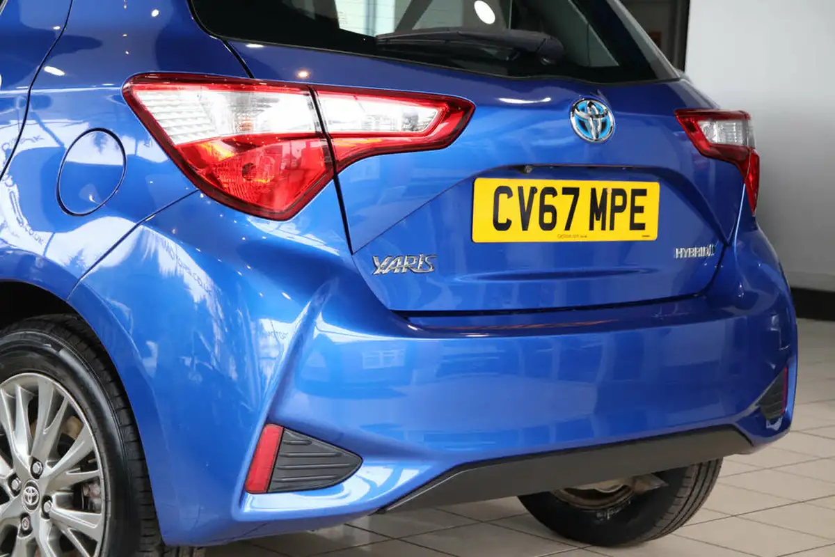 2017-toyota-yaris-15-vvt-i-icon-navi-hybrid-big-68