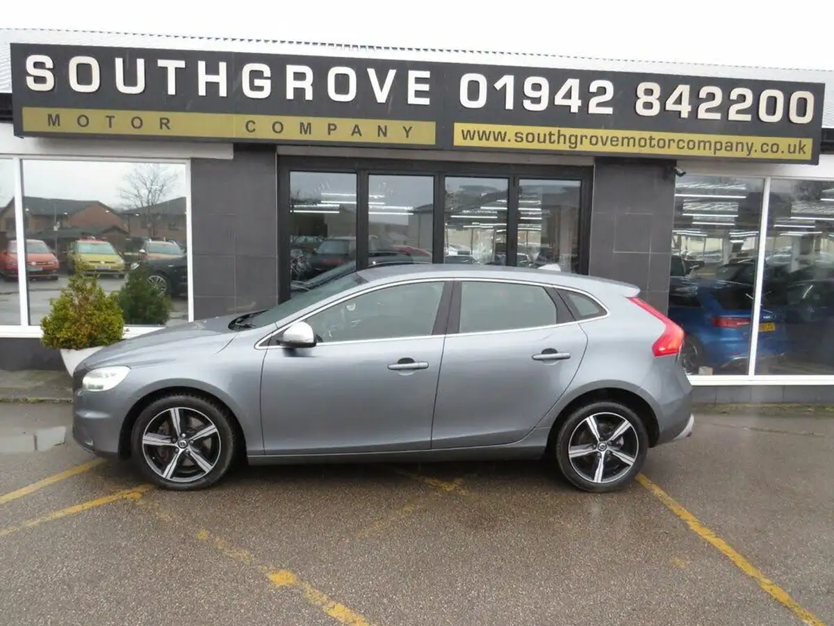 2018-volvo-v40-15-t2-r-design-big-19