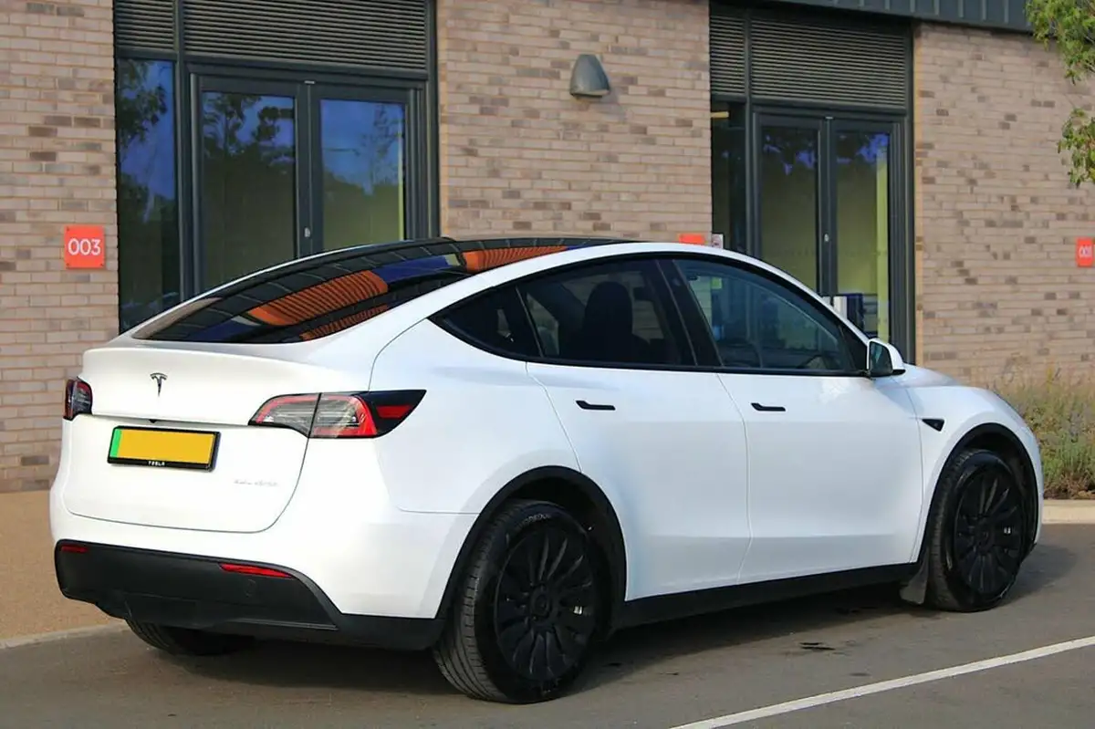 2023-tesla-model-y-e-long-range-big-5
