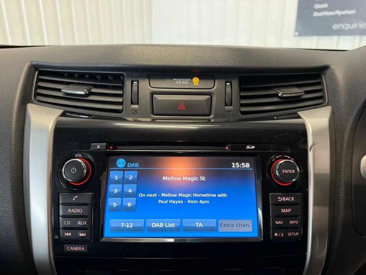 2018-nissan-navara-23dci-tekna-auto-big-25