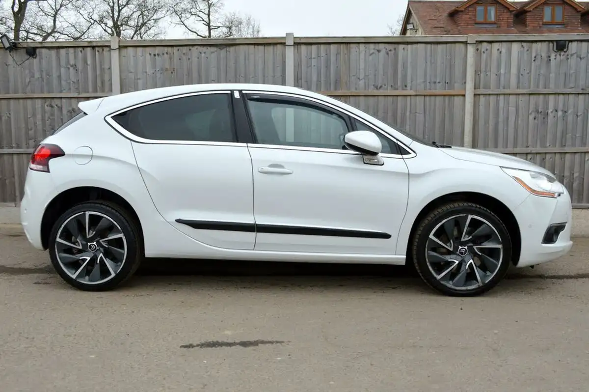 2014-citroen-ds4-20hdi-dsport-big-16