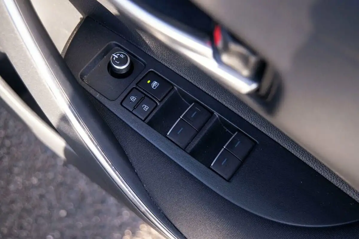2022-toyota-corolla-18-vvt-i-icon-120bhp-trk-hatchback-5d-big-25