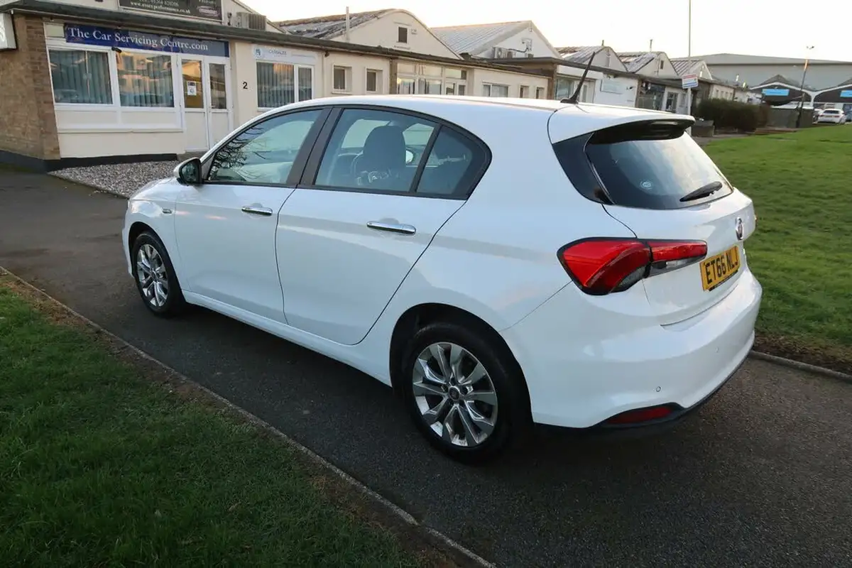 2017-fiat-tipo-14-easy-plus-hatchback-big-8