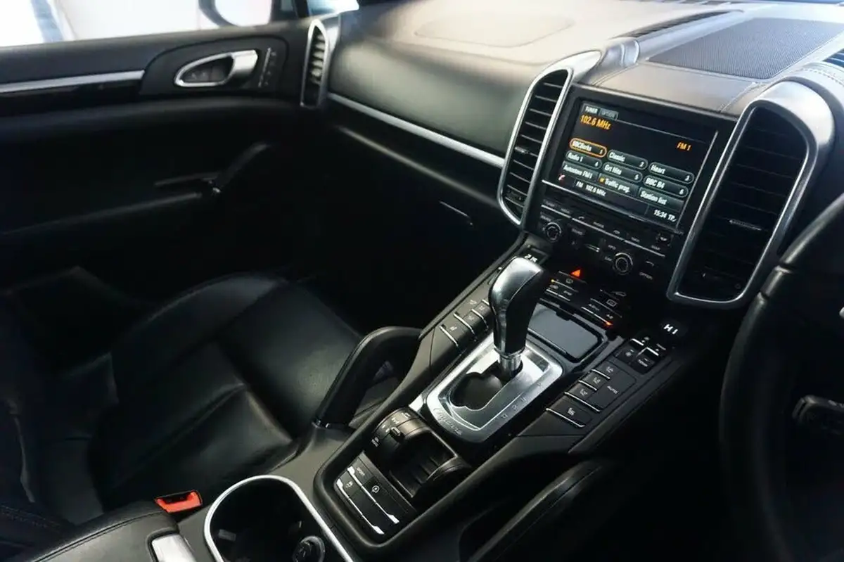 2013-porsche-cayenne-big-24
