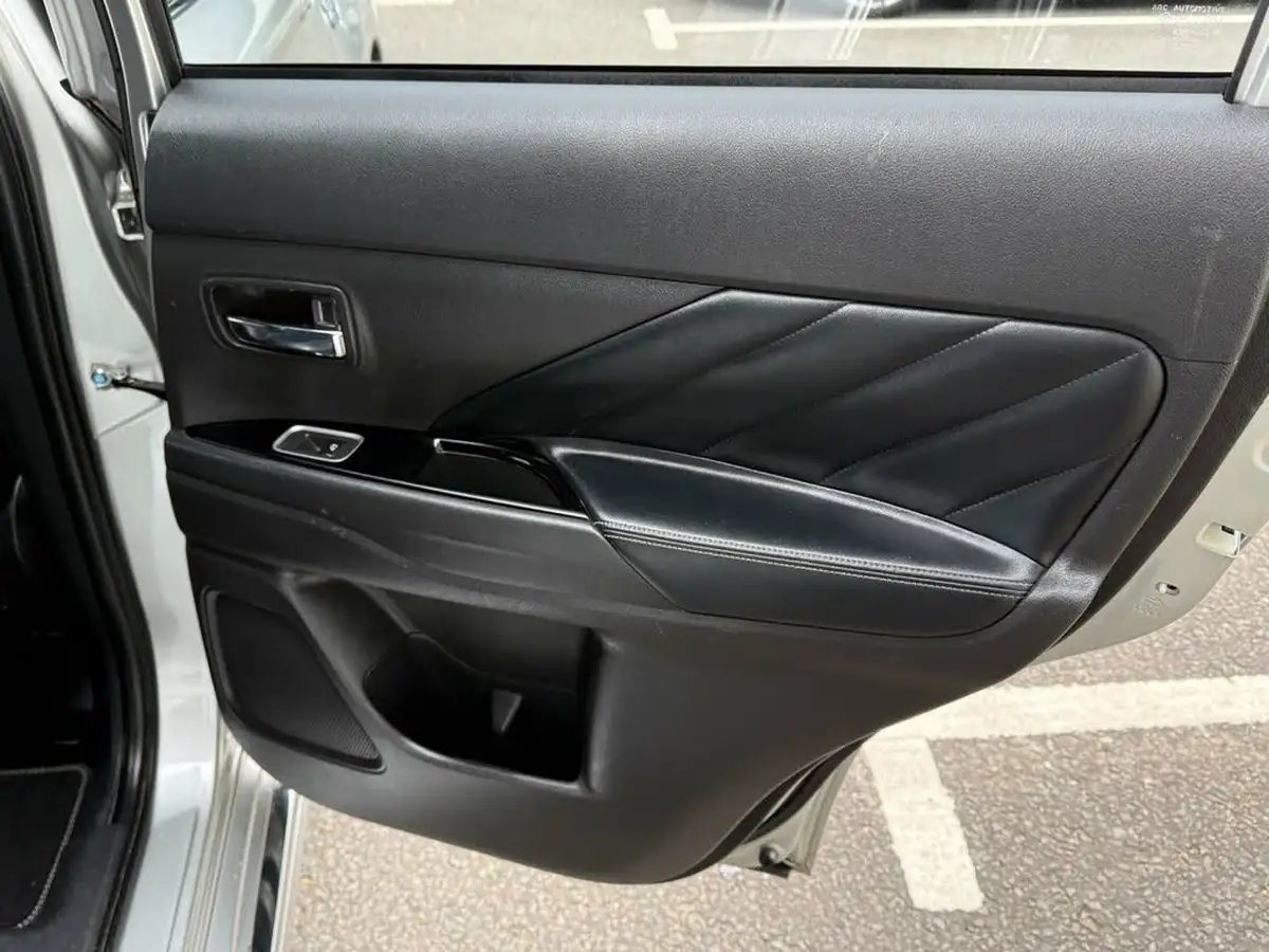 2020-mitsubishi-outlander-24-dynamic-phev-big-38
