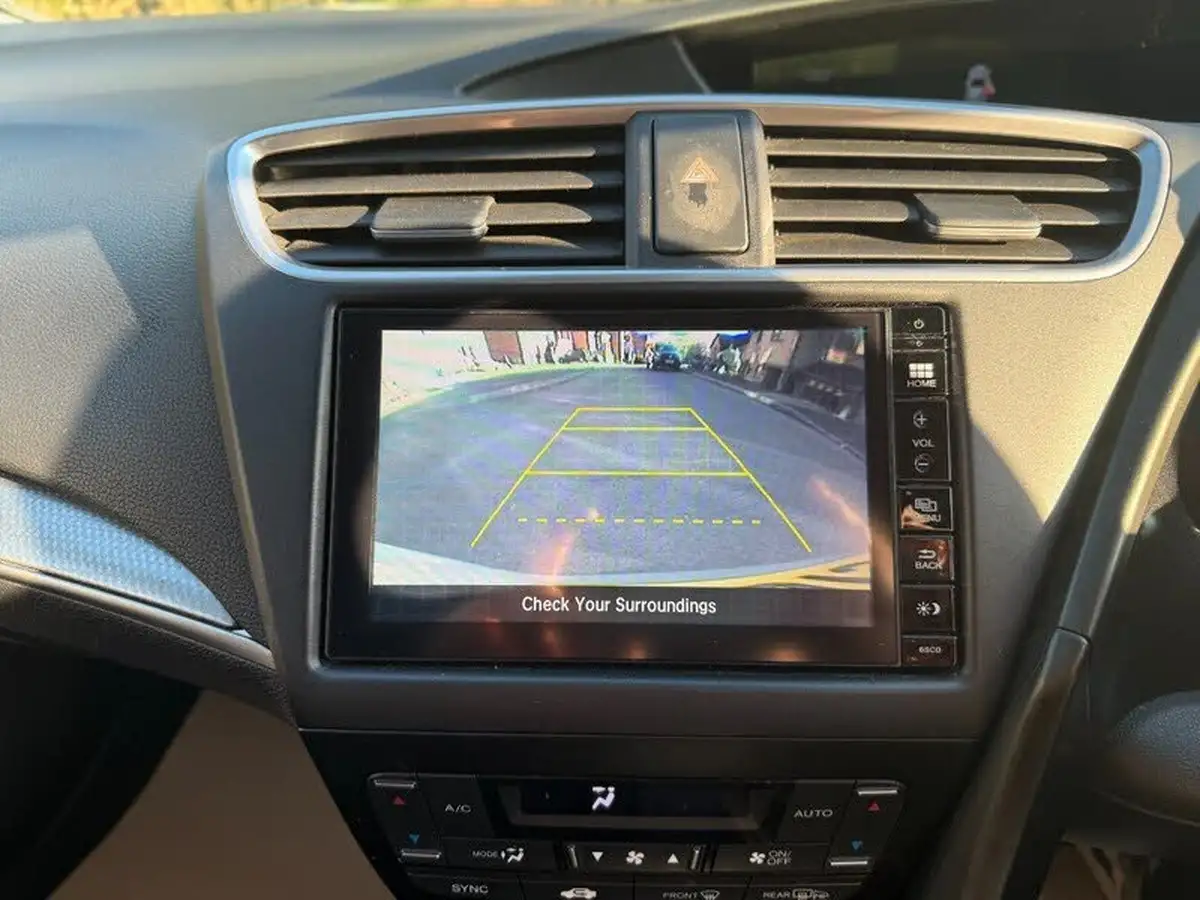 2015-honda-civic-16-i-dtec-se-plus-honda-connect-hatchback-big-9