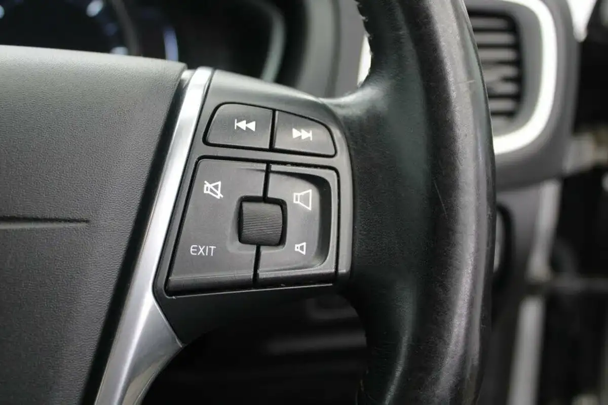 2013-volvo-v40-20td-d3-cross-country-se-big-33