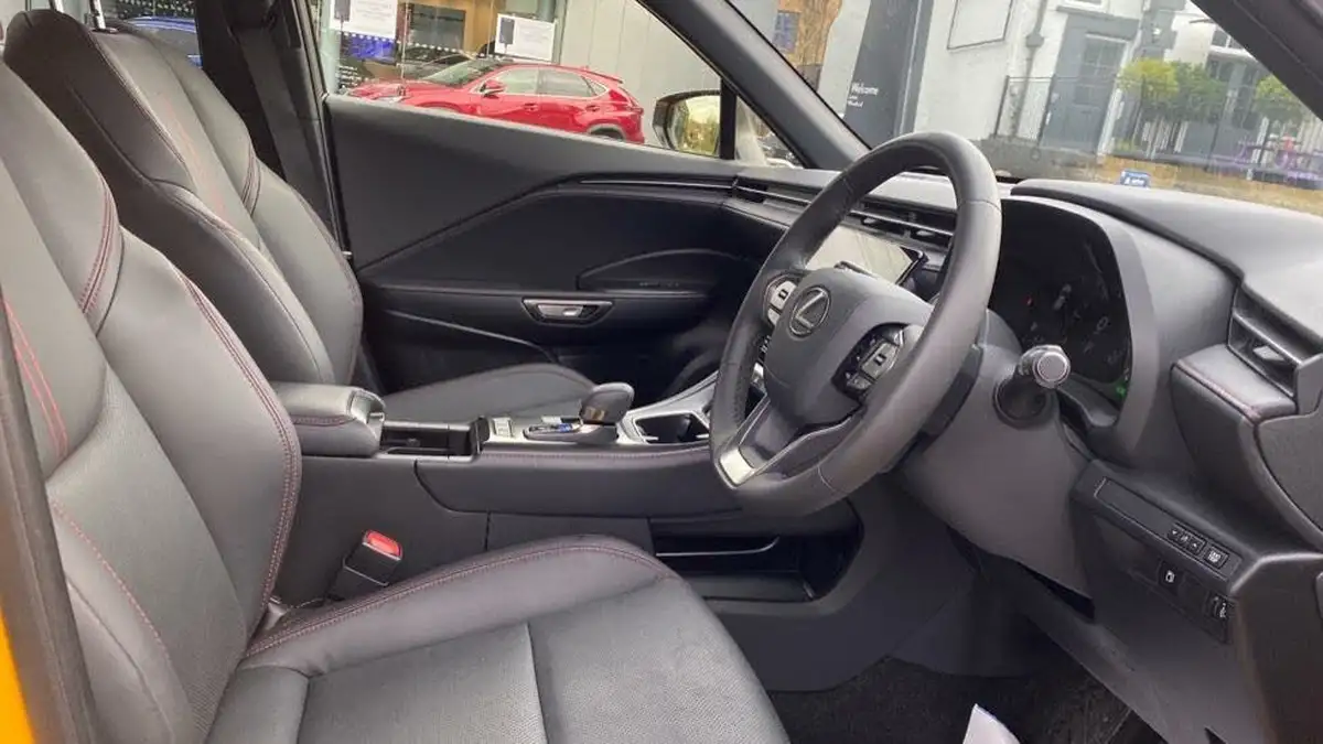 2024-lexus-lbx-15-premium-big-12